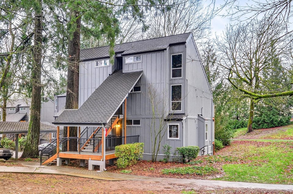 Lake Oswego Condo with Balcony, 3 Mi to the Water! Apartment in Lake Oswego