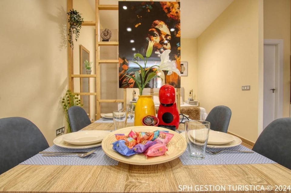 Living room, Food and drinks, Seating area, Dining area, Food, Breakfast, Continental breakfast, Lunch, Dinner, Drinks