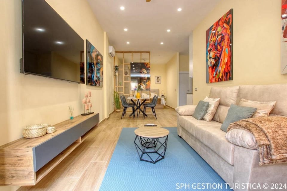 Communal lounge/ TV room, TV and multimedia, Living room, Dining area, Evening entertainment