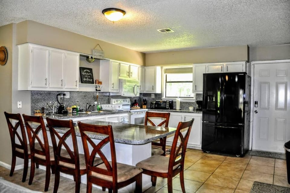 Kitchen or kitchenette, Living room, Seating area, Dining area, dishwasher, minibar, oven, pet friendly, stove, toaster