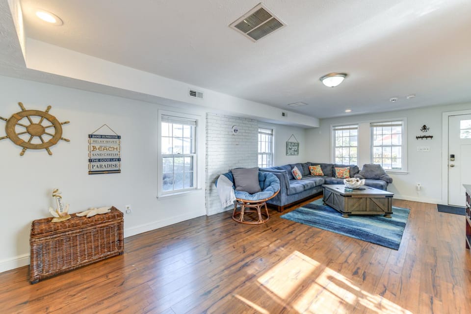Adorable Cottage: Fire Pit, Walk to Colonial Beach House in Colonial Beach