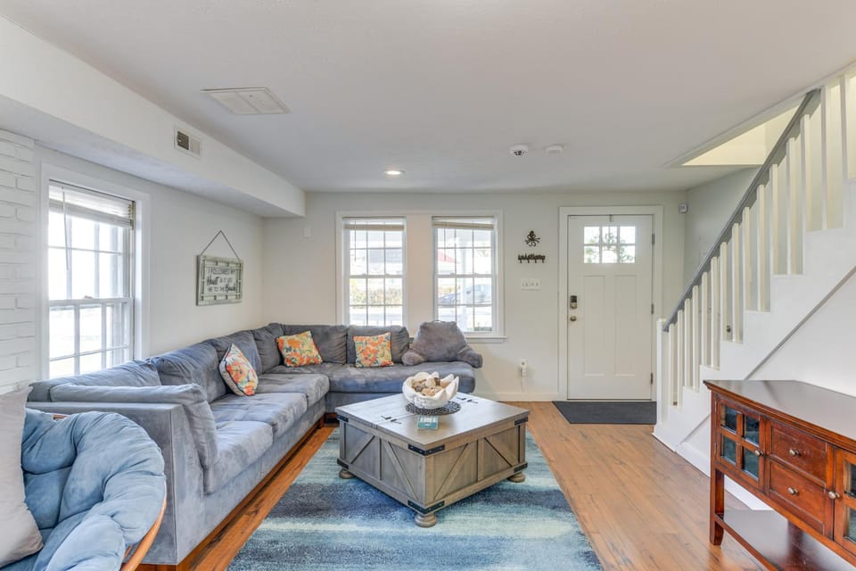 Adorable Cottage: Fire Pit, Walk to Colonial Beach House in Colonial Beach