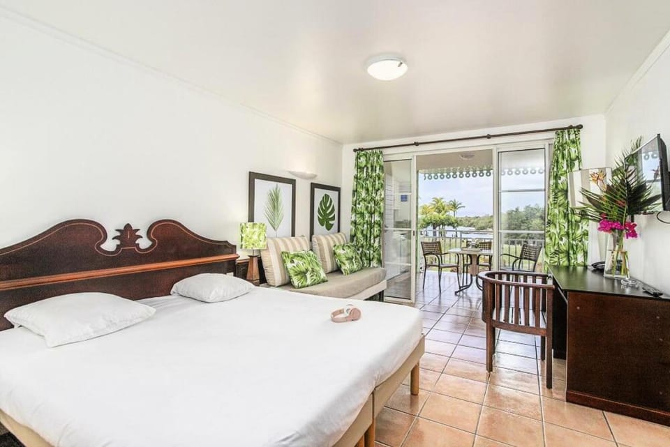 Bed, Bedroom, kitchen