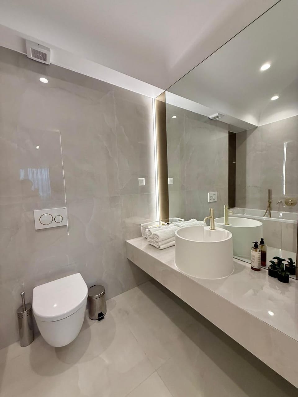Toilet, Bathroom, towels