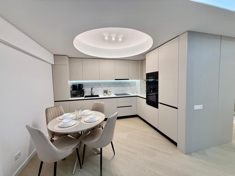 Kitchen or kitchenette, Dining area, oven, stove