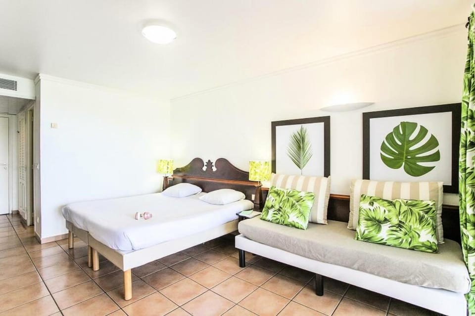 Bed, Living room
