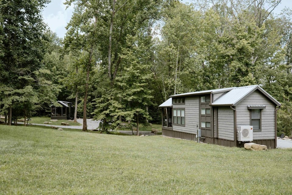 Farmhouse Tiny home with fishing Pond - Oak Cabin Cabin in Pittman Center