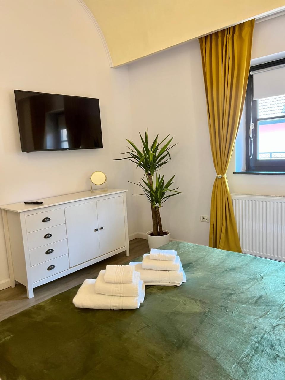 Bed, TV and multimedia, Photo of the whole room, Bedroom, towels
