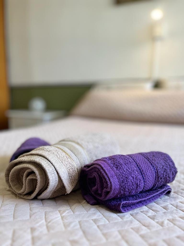 Bed, towels