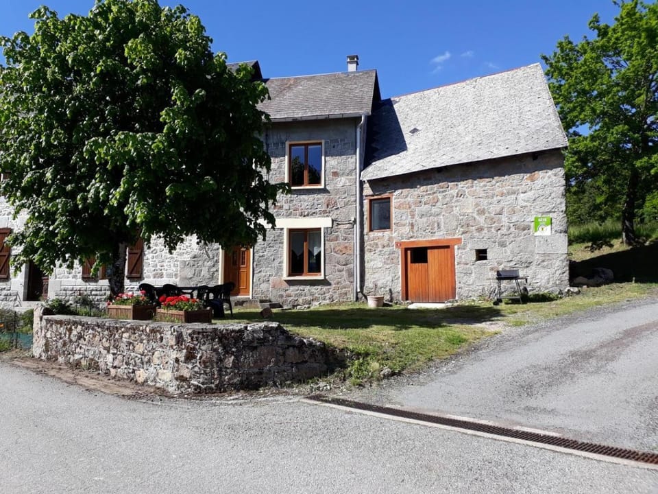 Gîte de France à Alleyrat 3 épis - Gîte de France 4 personnes MAE-9324 Apartment in Nouvelle-Aquitaine