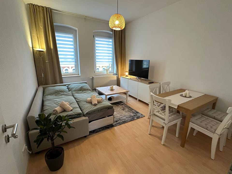 Bed, TV and multimedia, Living room, Photo of the whole room, Seating area, Dining area