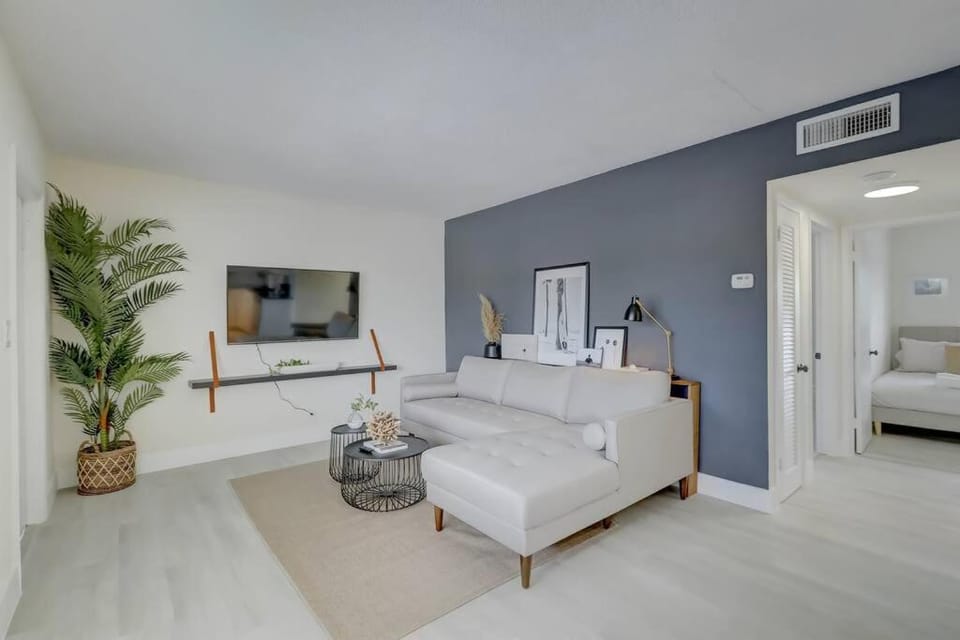 2BR Coastal Getaway! Apartment in Oakland Park