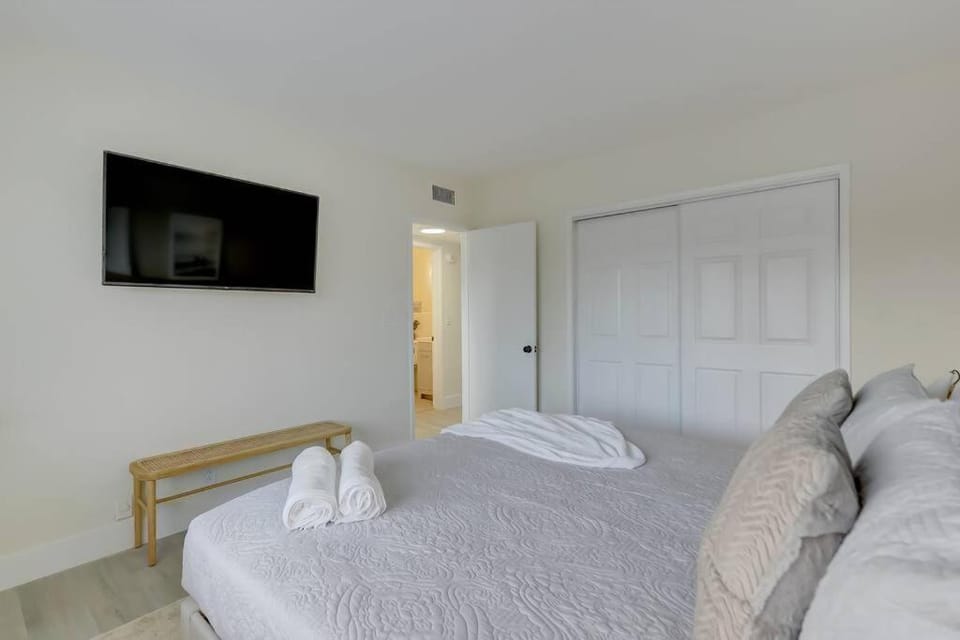 2BR Coastal Getaway! Apartment in Oakland Park
