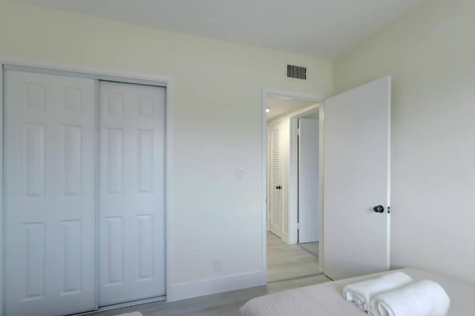 2BR Coastal Getaway! Apartment in Oakland Park