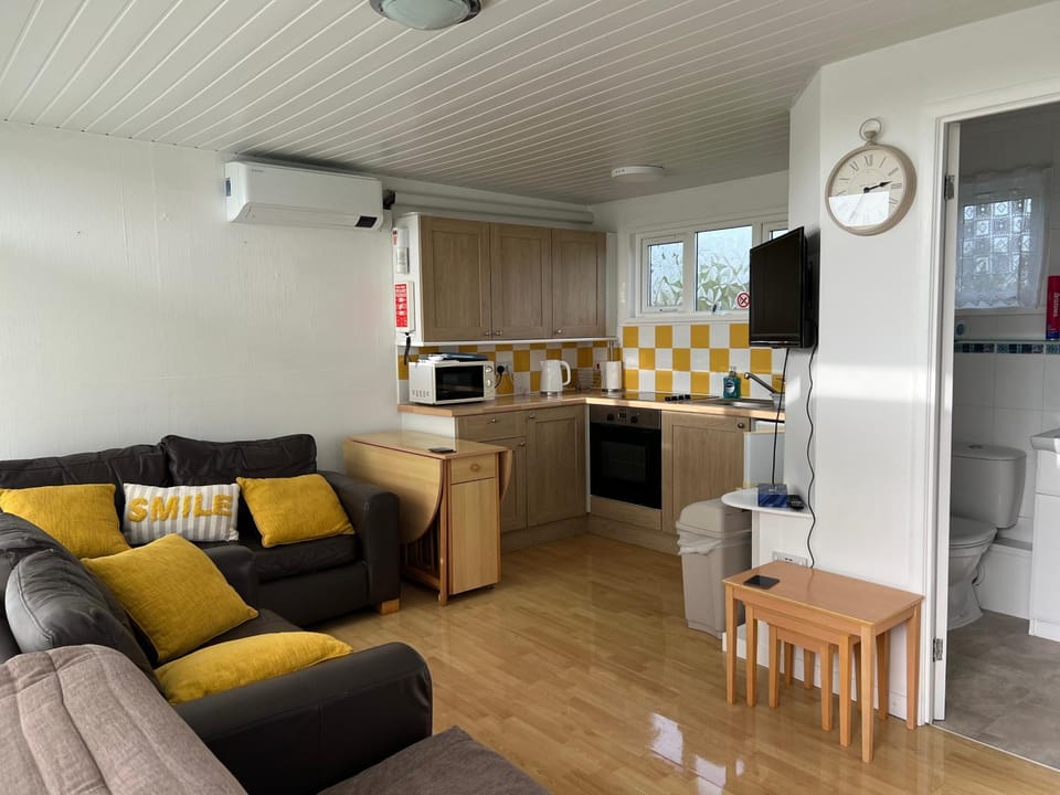 Kitchen or kitchenette, Seating area, Dining area