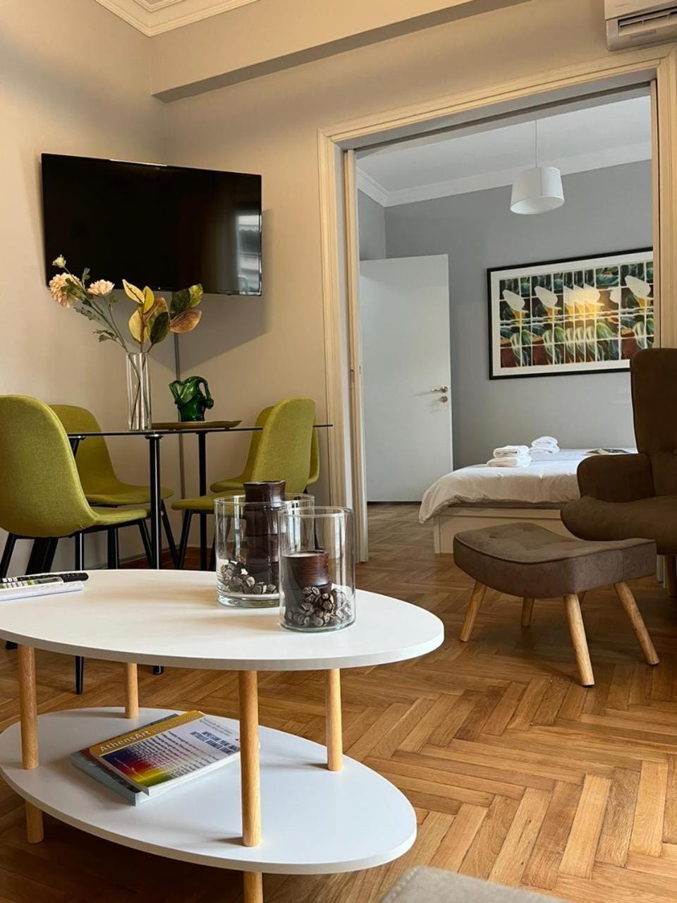 TV and multimedia, Living room, Seating area, air conditioner