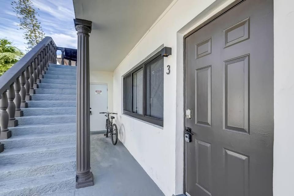 Chic Retreat: 2BR Apartment! Apartment in Oakland Park
