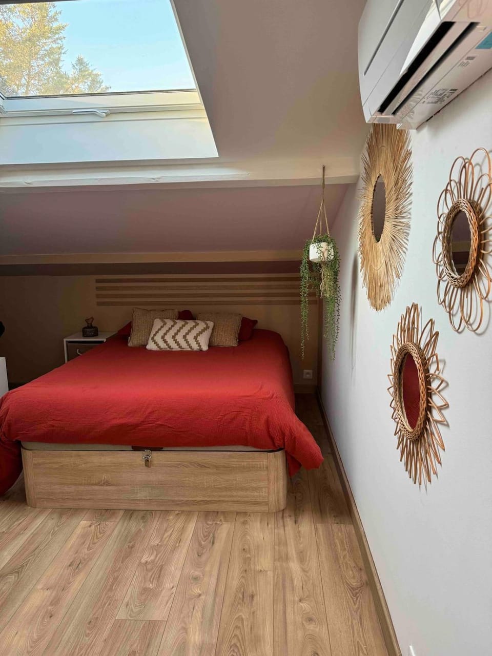 Bed, Photo of the whole room, Bedroom, air conditioner