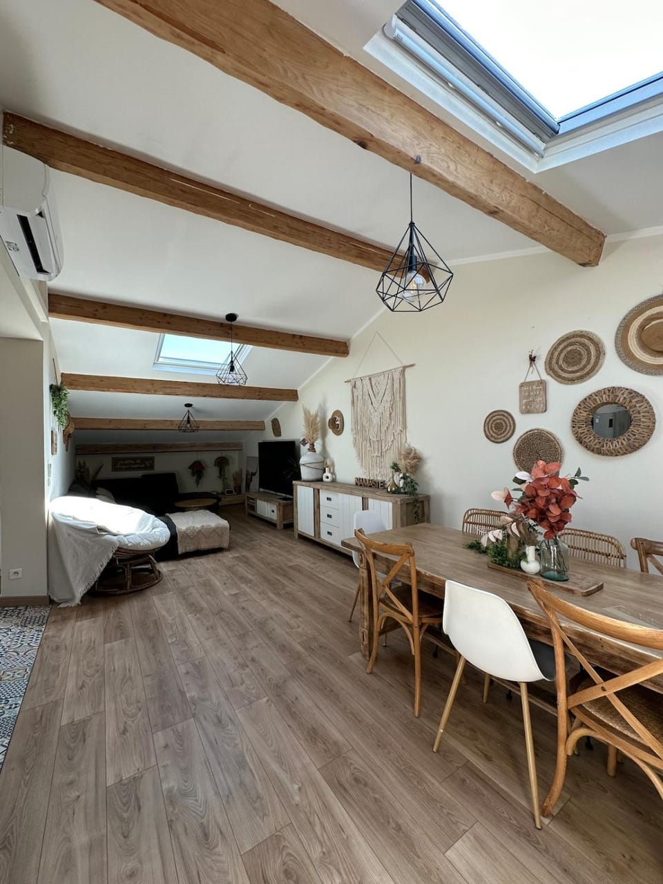 Bed, Living room, Seating area, Dining area, Bedroom