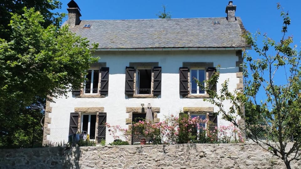 Gîte de France à Alleyrat 2 épis - Gîte de France 6 personnes MAE-0094 Apartment in Auvergne-Rhône-Alpes