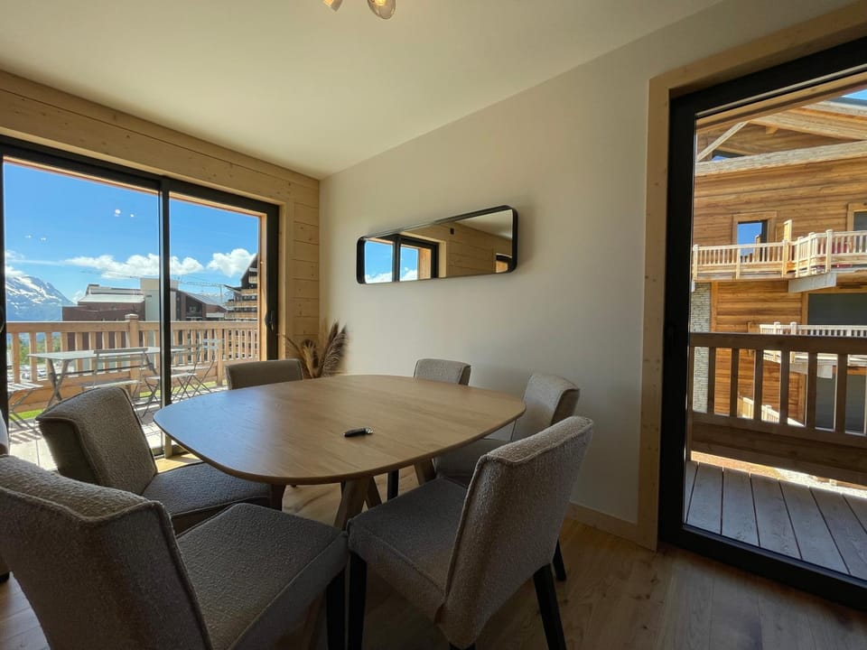 View (from property/room), Dining area, Mountain view