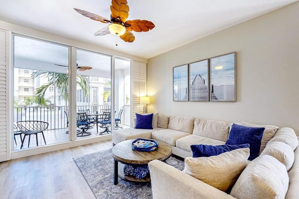 Luxury Condo in Regatta House in Vanderbilt Beach