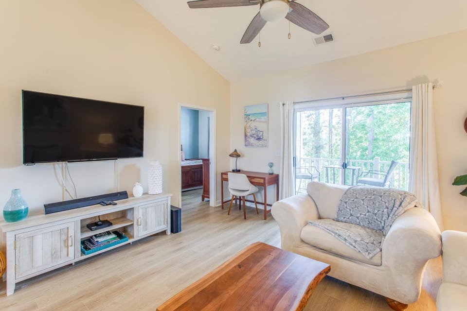 Resort Condo w/ Pool Access Near Barefoot Landing! House in North Myrtle Beach