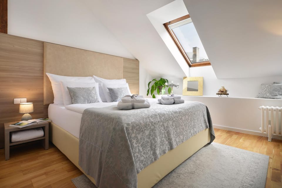 Bed, Photo of the whole room, Bedroom, towels