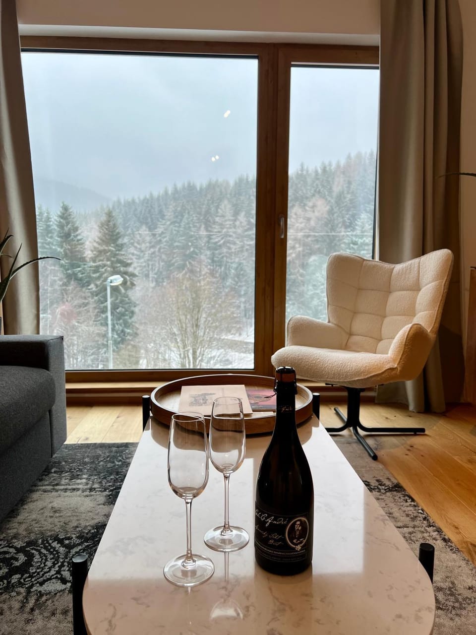 Natural landscape, Living room, Seating area, Mountain view, Drinks
