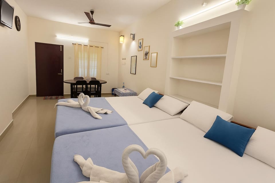Bed, Living room, Photo of the whole room, Seating area, Bedroom, air conditioner