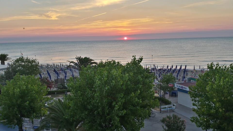 Nearby landmark, Restaurant/places to eat, Spring, Day, Neighbourhood, Natural landscape, Summer, Beach, On site, Sea view, Sunrise, Sunset