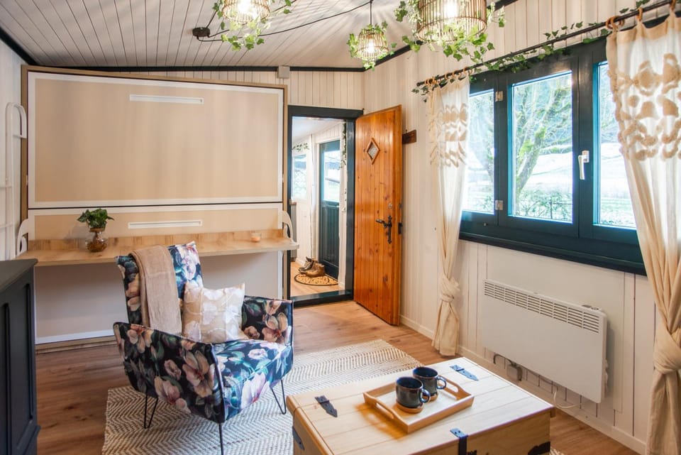 Bed, Seating area, Bedroom