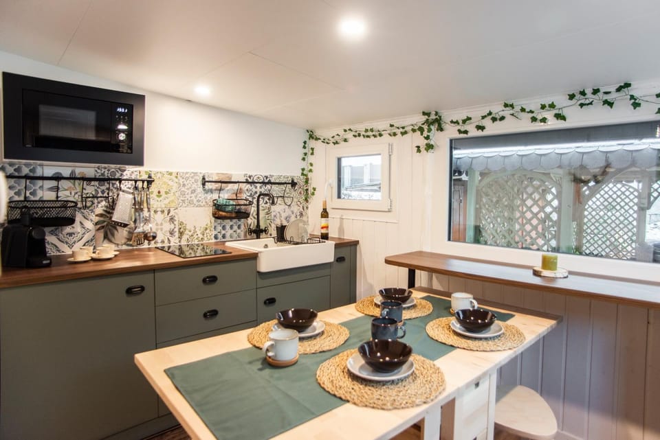 Coffee/tea facilities, Kitchen or kitchenette, Dining area, Food, minibar, stove, toaster