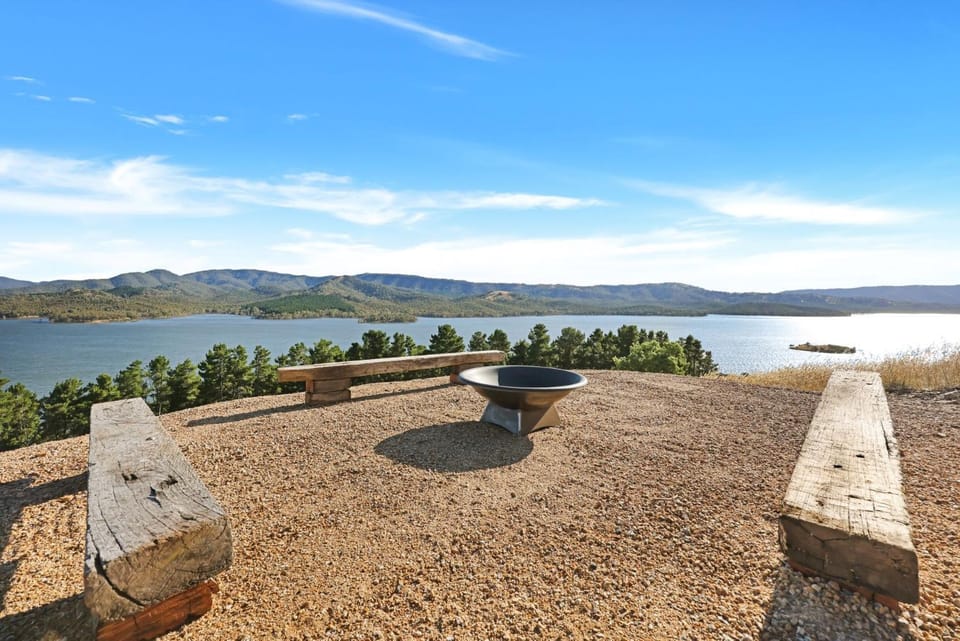 Lake Eildon Retreat - Breathtaking Views - Sleeps 12 House in Mansfield