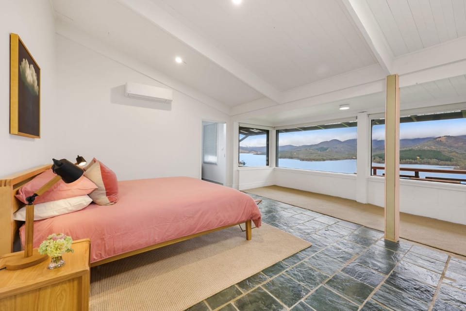Lake Eildon Retreat - Breathtaking Views - Sleeps 12 House in Mansfield