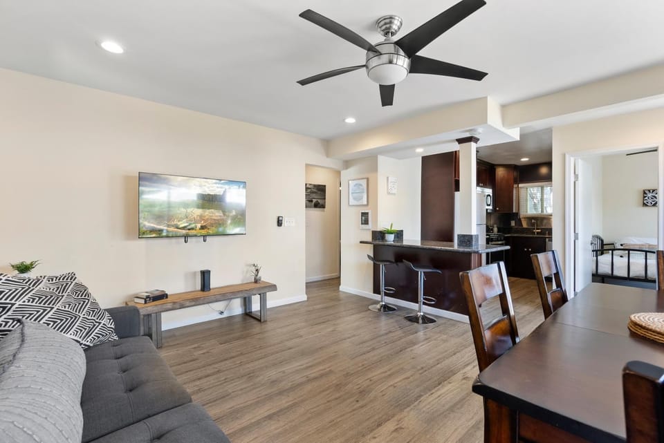 Windansea Coastal Haven - Steps to Beach House in La Jolla