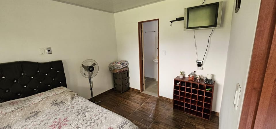 Bed, TV and multimedia, Photo of the whole room, Bedroom