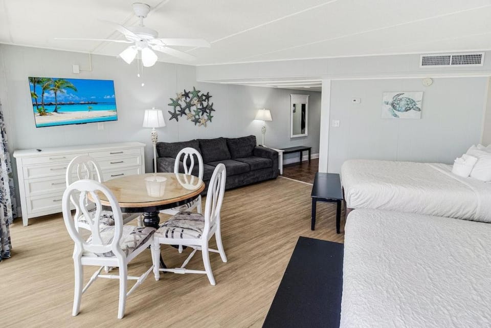 Vacation Time Oceanfront Deluxe Queen Room 4th Flr Apartment in South Carolina