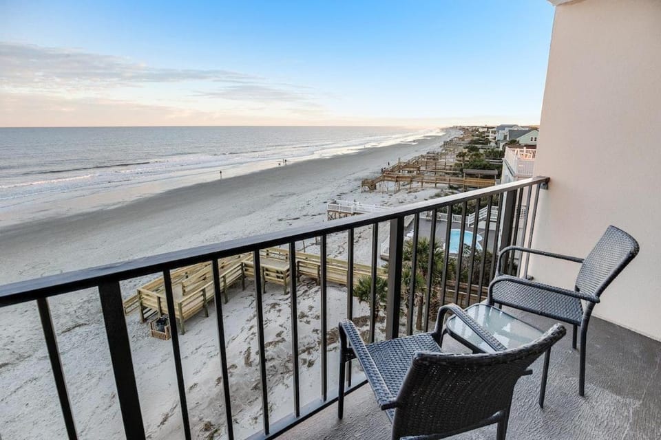Beachy 5th Floor Oceanfront Room Apartment in South Carolina