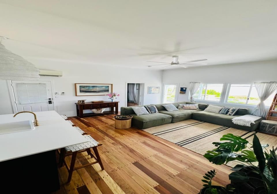 Living room, Seating area, air conditioner