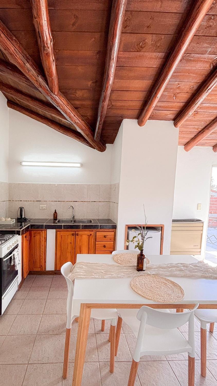 Kitchen or kitchenette, Dining area, minibar, oven, stove