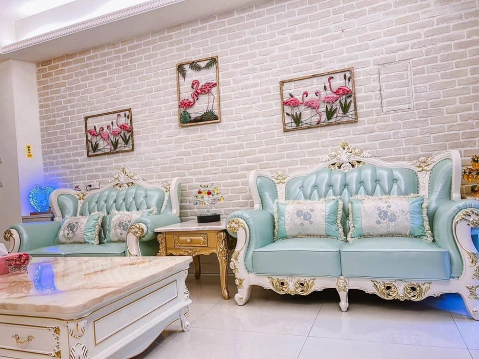 Restaurant/places to eat, Living room