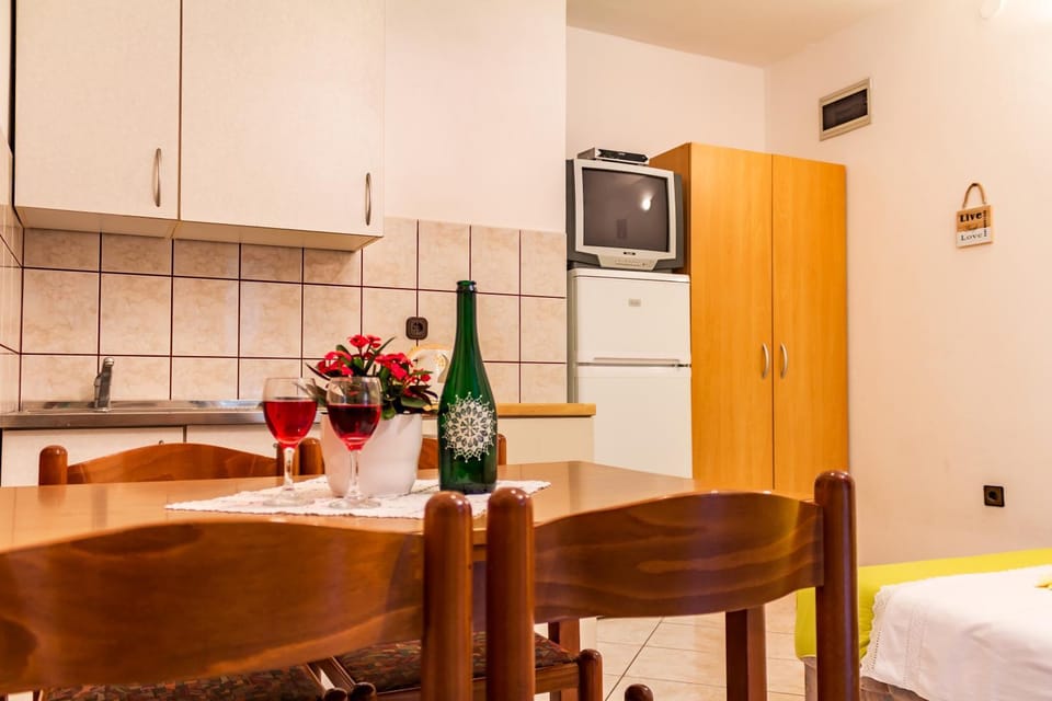 Kitchen or kitchenette, Decorative detail, Dining area, Alcoholic drinks