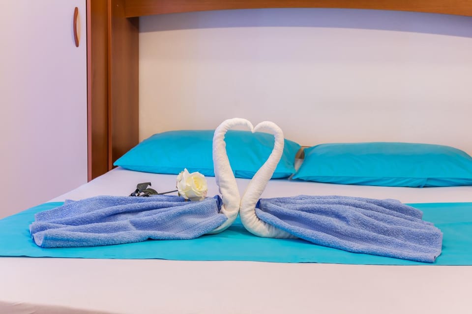 Bed, Day, Decorative detail, Decorative detail, Bedroom
