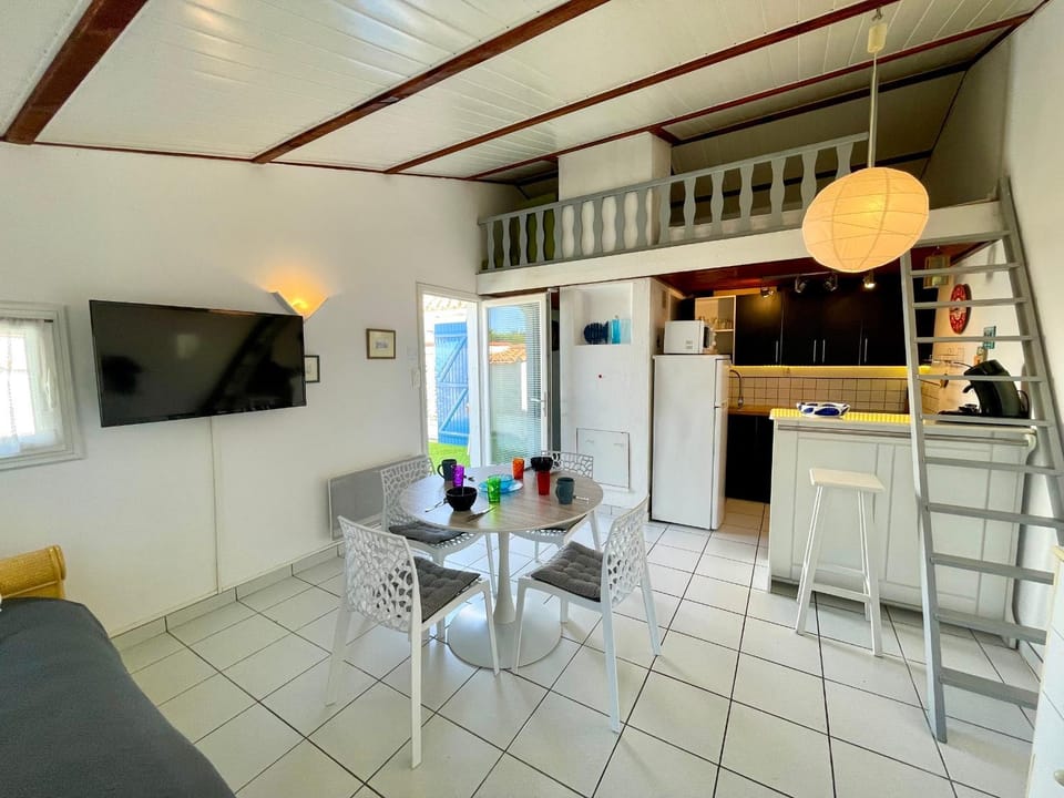 Maison T3 à 800 m de la plage avec piscine chauffée, tennis, Wi-Fi, patio clos et parking privatif - FR-1-231-300 House in Pays de la Loire