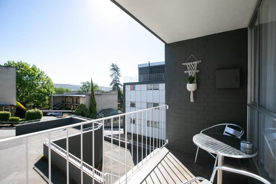CBD Apartment by the Park: WiFi & Parking Apartment in Launceston