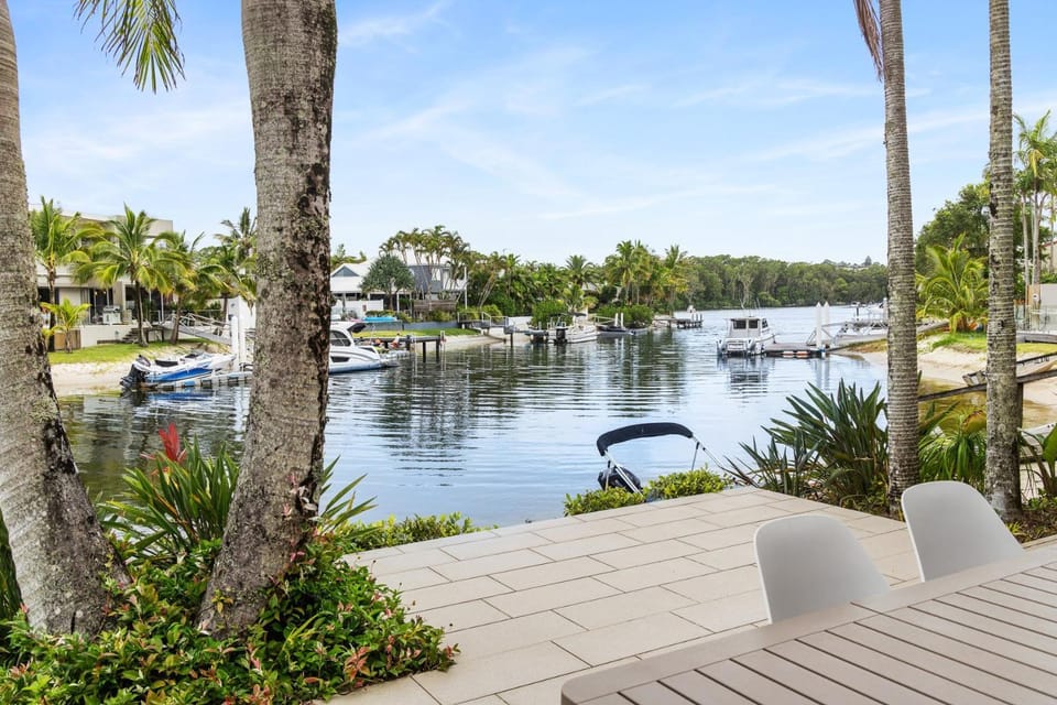Jalynca, Waterfront Escape Apartment in Noosa Heads