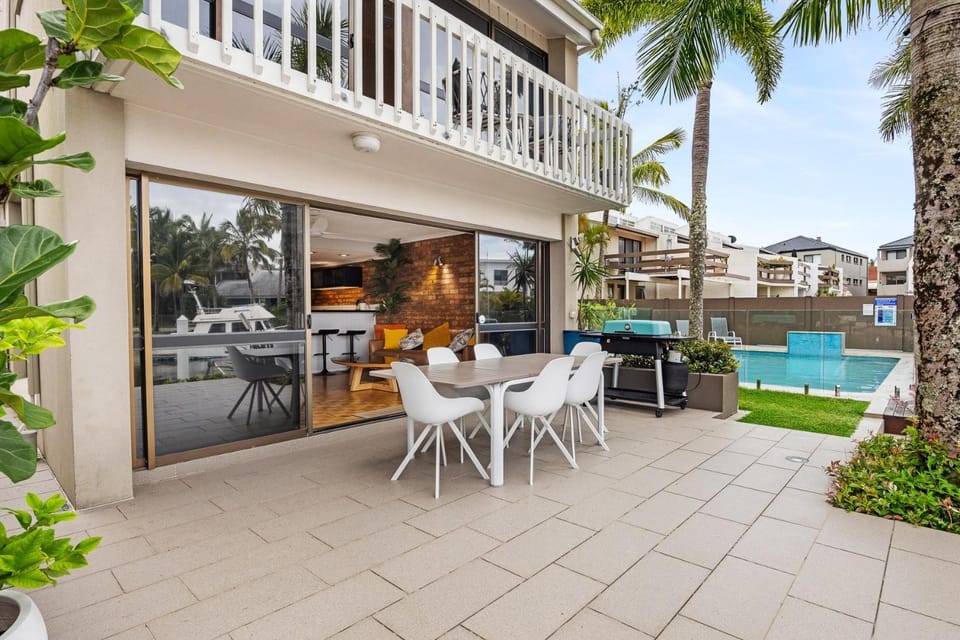 Jalynca, Waterfront Escape Apartment in Noosa Heads