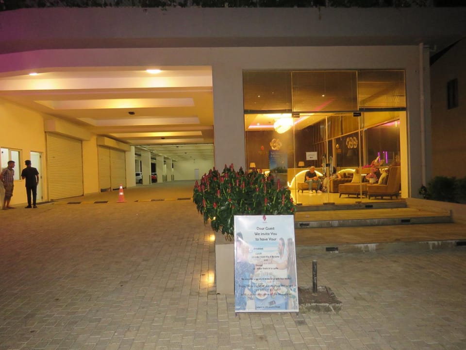Facade/entrance