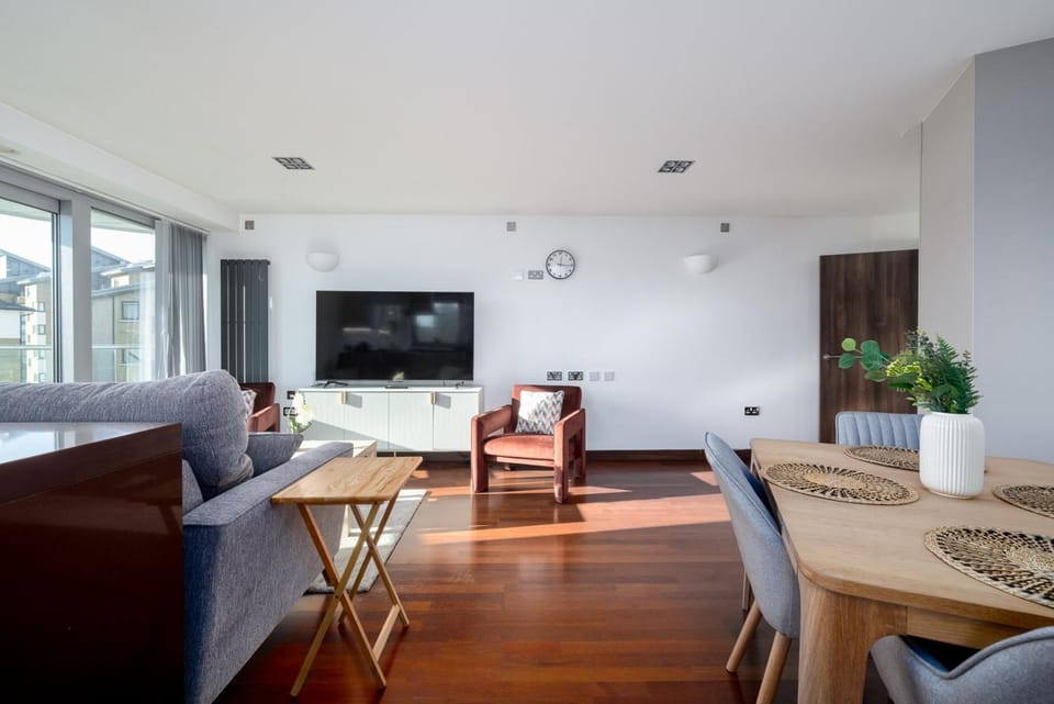 GuestReady - Spacious 2bed w Balcony in Battersea Apartment in London
